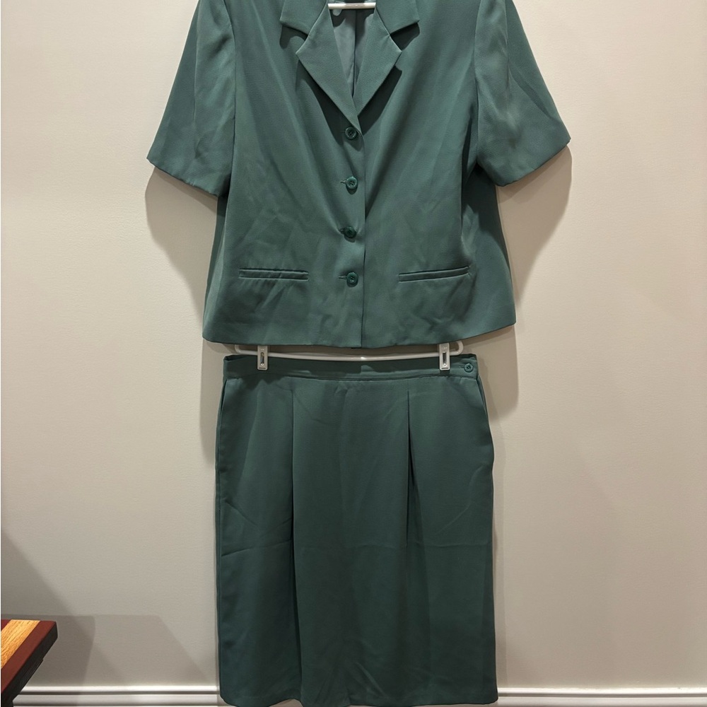 🐾 Chic Green Lucia Women's Skirt Set: Jacket Size: 16/Skirt Size: 18 🐾